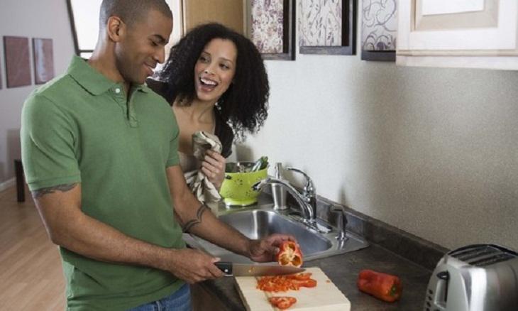 https://cdn.idntimes.com/content-images/post/20161213/black-man-cooking-lifemag-00f7f03d0d253b14e055bd2cf6a3cd32.jpg