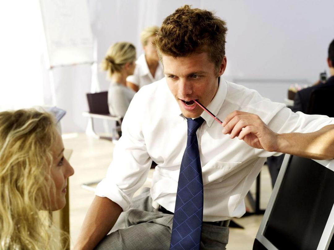 http://cdn.idntimes.com/content-images/post/20160211/body-language-signs-men-do-while-flirting-8-22e013fa17cf40ab298f7c261f149e35.jpg