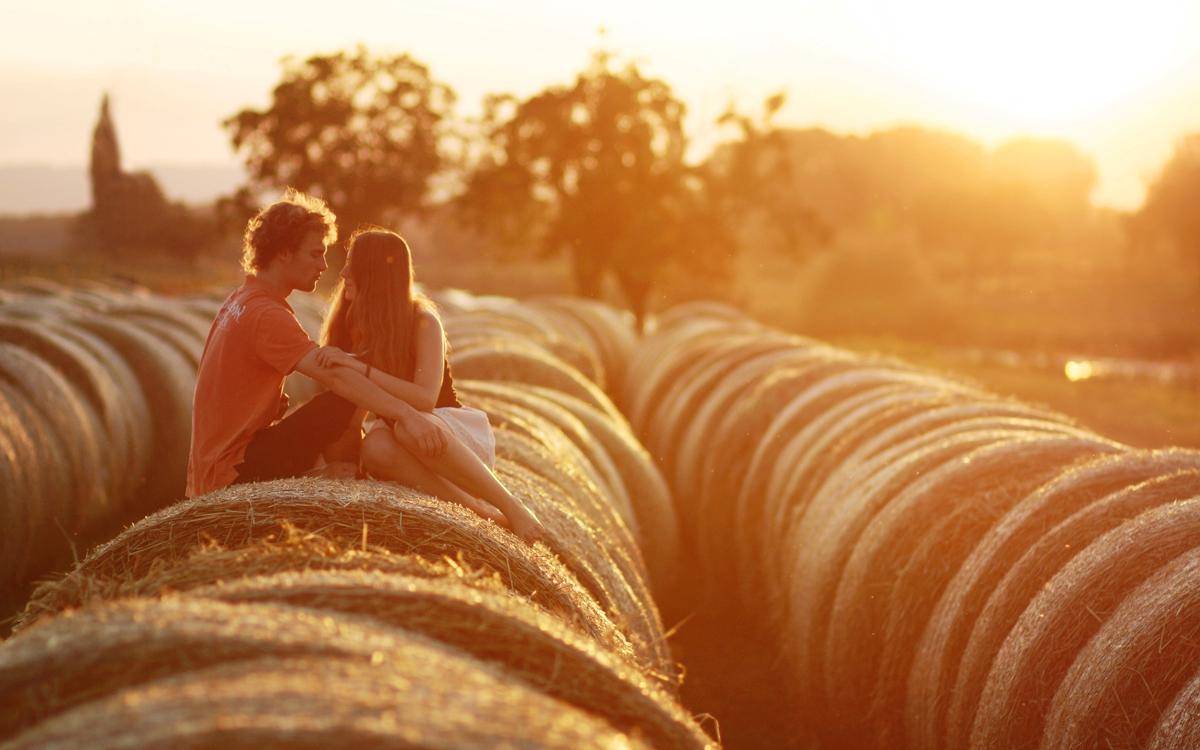 http://cdn.idntimes.com/content-images/post/20160720/boy-and-girl-haystack-love-couple-wide-9ee6bf1d6da8127bbc8db7eb6fb99db5.jpg