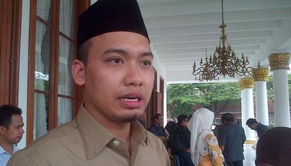 http://cdn.idntimes.com/content-images/post/20160122/bupati-bangkalan-moh-makmun-ibnu-fuad-ra-momon-700x400-fbb342d8bc1958502532f90c891bbd37.jpg