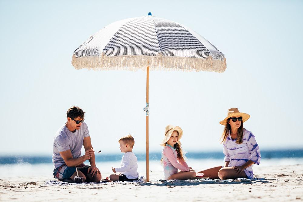 https://cdn.idntimes.com/content-images/post/20180223/burleigh-currumbin-family-on-rug-under-umbrella-on-beach-cfcff1081fb037fbe0912e32a23c4d1d.jpg