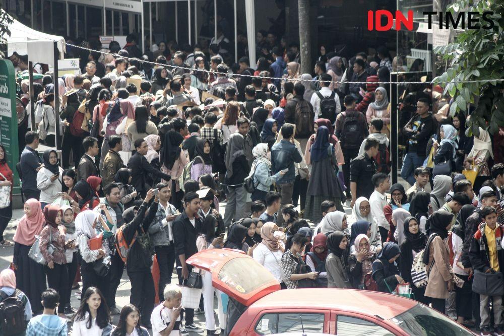 https://cdn.idntimes.com/content-images/post/20190625/bursa-tenaga-kerja-job-fair-di-bandung-0231-7ceddac839fc9eea1af53e12ddfbd302.jpg