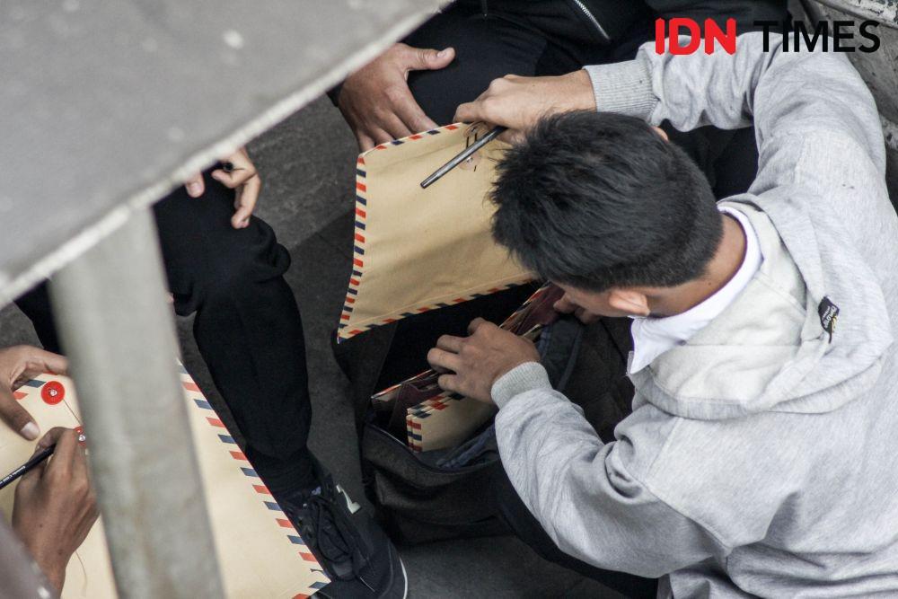 https://cdn.idntimes.com/content-images/post/20190625/bursa-tenaga-kerja-job-fair-di-bandung-0264-a0423bd5f75599a65f704205dc1fd603.jpg