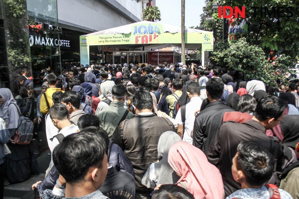https://cdn.idntimes.com/content-images/post/20190625/bursa-tenaga-kerja-job-fair-di-bandung-0353-def5caa8f086376b497ed017f3197b96.jpg