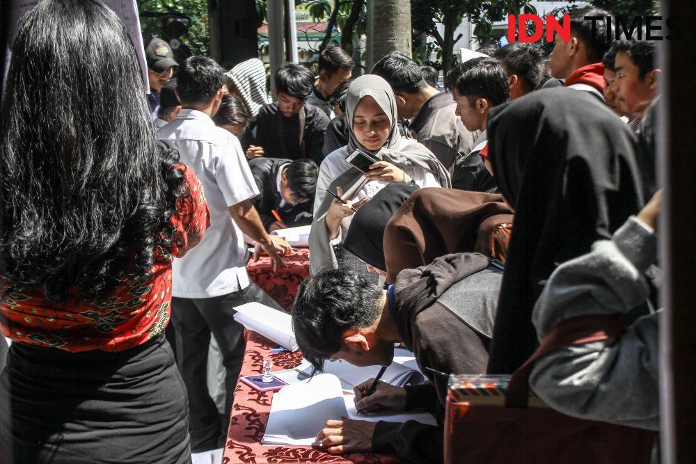 https://cdn.idntimes.com/content-images/post/20190625/bursa-tenaga-kerja-job-fair-di-bandung-0361-17245cfcafb3873578d0eea1a03286c2.jpg