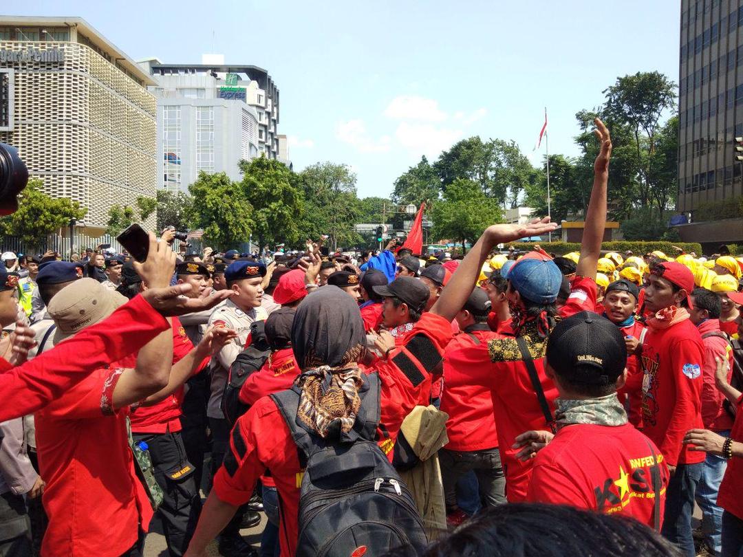 https://cdn.idntimes.com/content-images/post/20180501/buruh-2-bf2b220ab7833543b7a2d8df40c5be5d.jpg