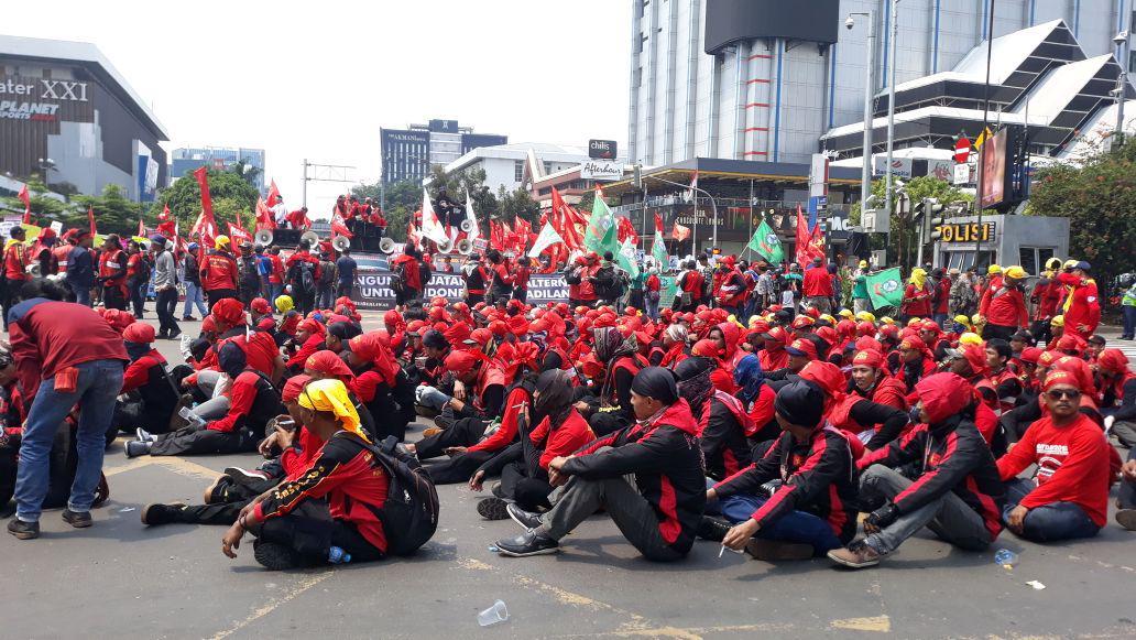 https://cdn.idntimes.com/content-images/post/20180501/buruh-7dafa5342ecac81285b70a54ed605ace.jpg