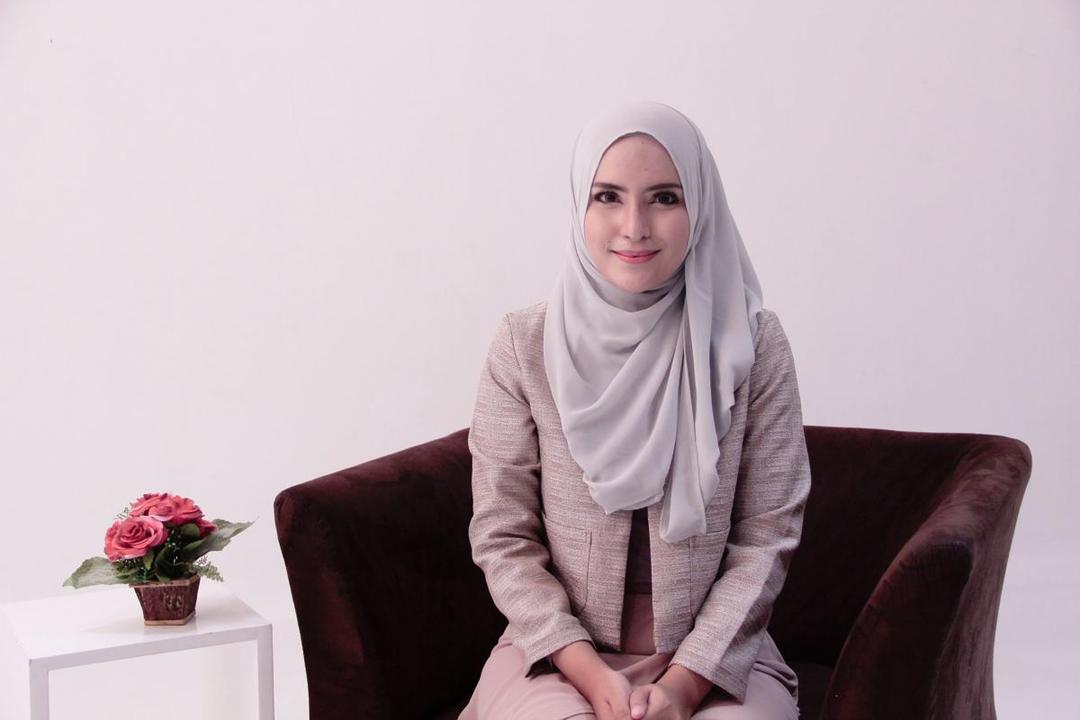 https://cdn.idntimes.com/content-images/post/20170510/busana-hijab-kerja-dengan-warna-pastel-c02d0fd719dcd044bee686b7228e49ce.jpg