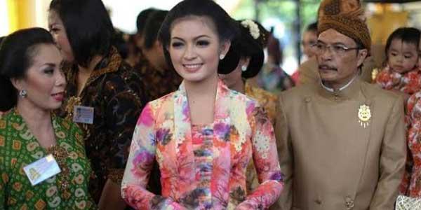 http://cdn.idntimes.com/content-images/post/old/c124c-wedding_inilah.jpg
