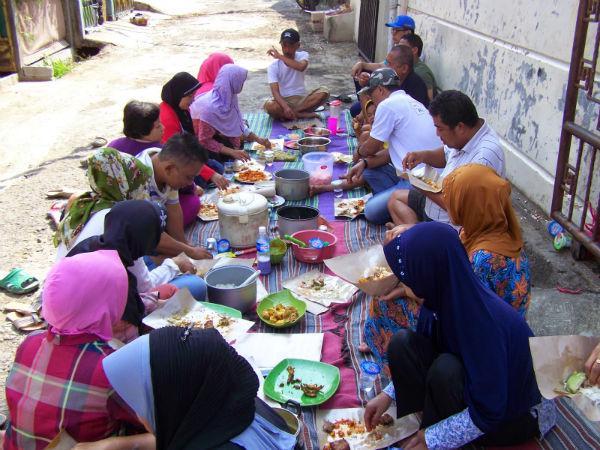 http://cdn.idntimes.com/content-images/post/old/c1e56-munggahan_dailymoslem.jpg