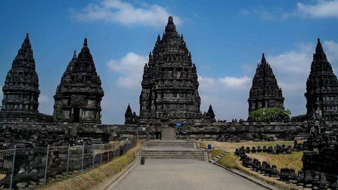 http://cdn.idntimes.com/content-images/post/20160617/candi-prambanan-61746b4e41fadfd827a28aaf7604a1a4.jpg