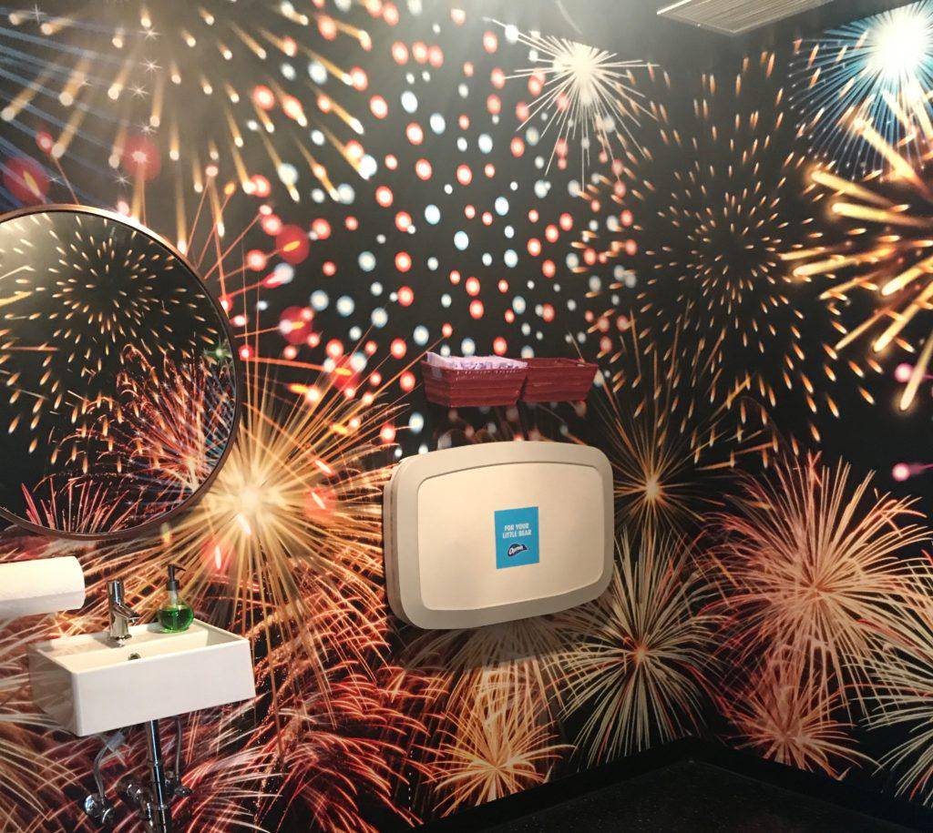 https://cdn.idntimes.com/content-images/post/20180328/charmin-times-square-bathroom-changing-table-1024x915-7a7e8593aecc1e299173bc66280d42f7.jpg