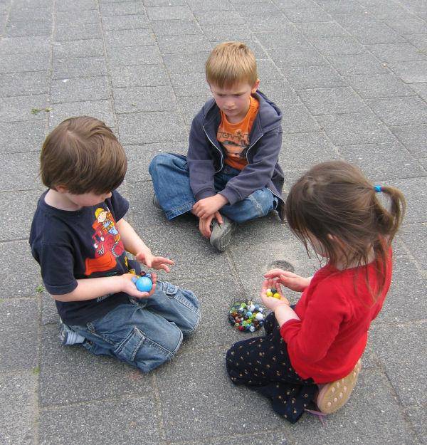 http://cdn.idntimes.com/content-images/post/20151212/children-marbles-68d332160c40ef40424c4707433fbeb2.jpg
