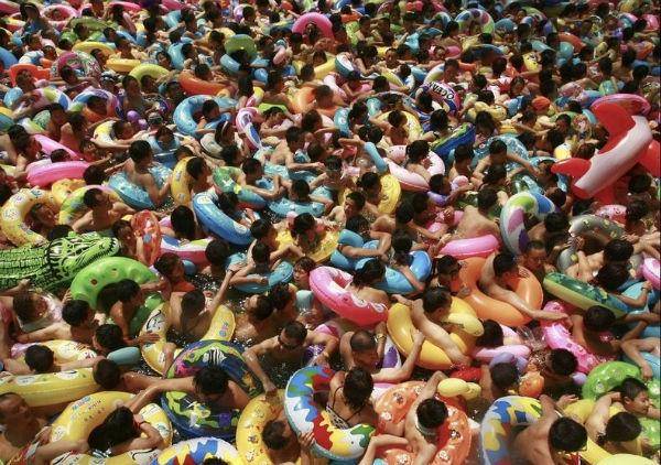 http://cdn.idntimes.com/content-images/post/20160103/china-crowded-pool-010-4a30f325af45392381b96a8249553c6d.jpg