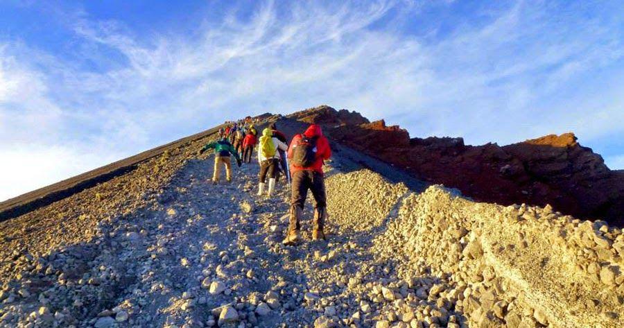 http://cdn.idntimes.com/content-images/post/20151210/climbing-summit-mount-rinjani-1edf390738d3eb8d0137a38de810ef11.jpg