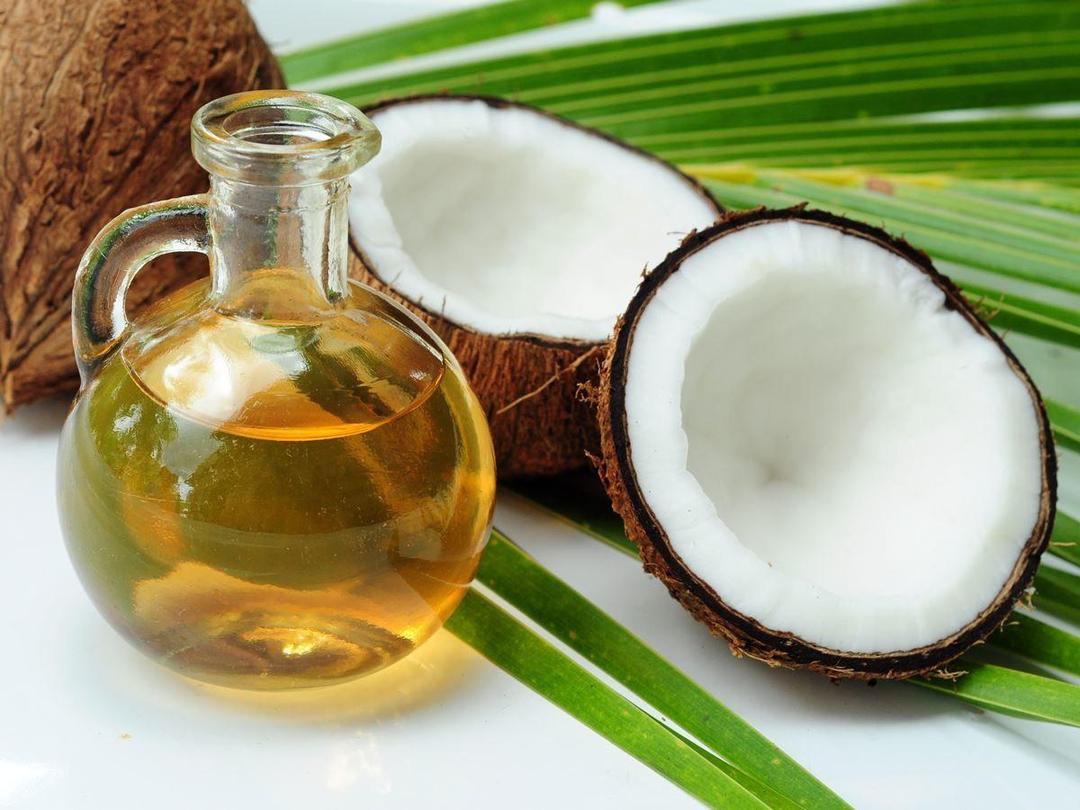 https://cdn.idntimes.com/content-images/post/20170510/coconut-and-coconut-oil-95658dc2279a8042a51f1944d04a884d.jpg