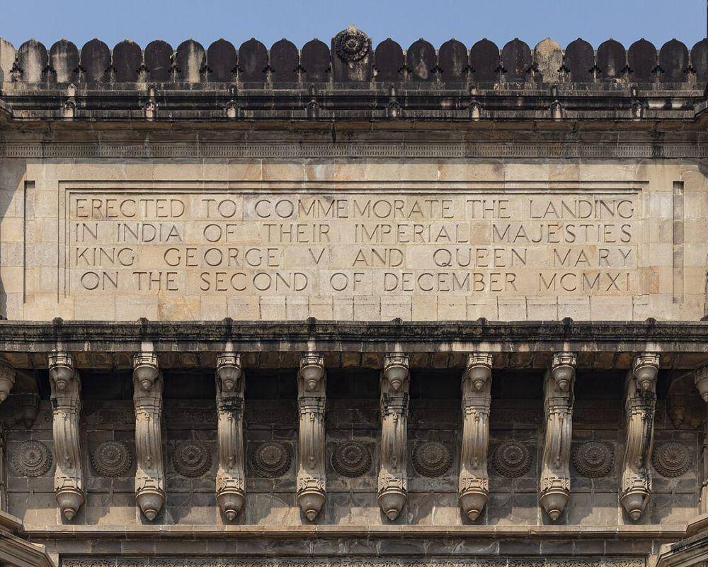 potret prasasti peringatan pendaratan Raja George V dan Ratu Mary di Gateway of India pada tahun 1911 (commons.wikimedia.org/iMahesh)