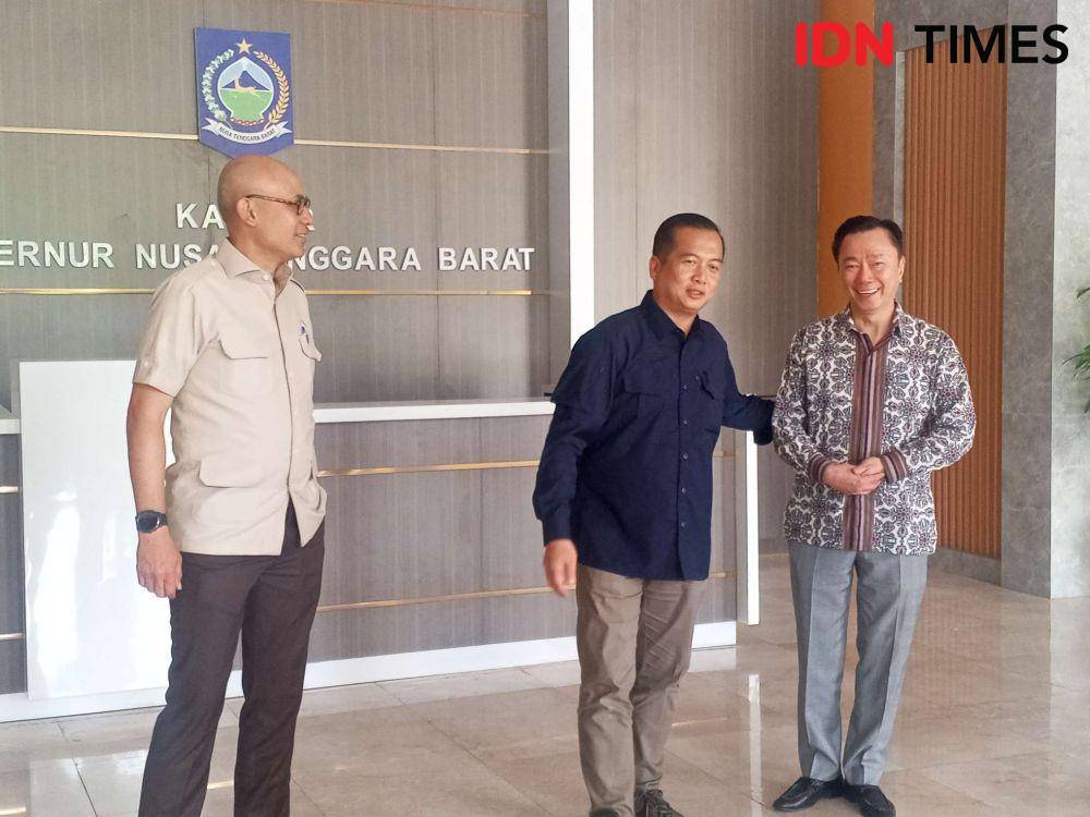 Gubernur NTB Lalu Muhamad Iqbal saat menerima kedatangan CEO VinFast Asia Pham Sanh Chau di Kantor Gubernur NTB, Kamis (22/5/2025). (IDN Times/Muhammad Nasir)