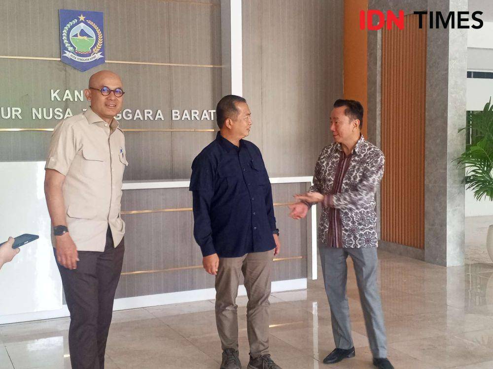 Gubernur NTB Lalu Muhamad Iqbal saat menerima kedatangan CEO VinFast Asia Pham Sanh Chau di Kantor Gubernur NTB, Kamis (22/5/2025). (IDN Times/Muhammad Nasir)