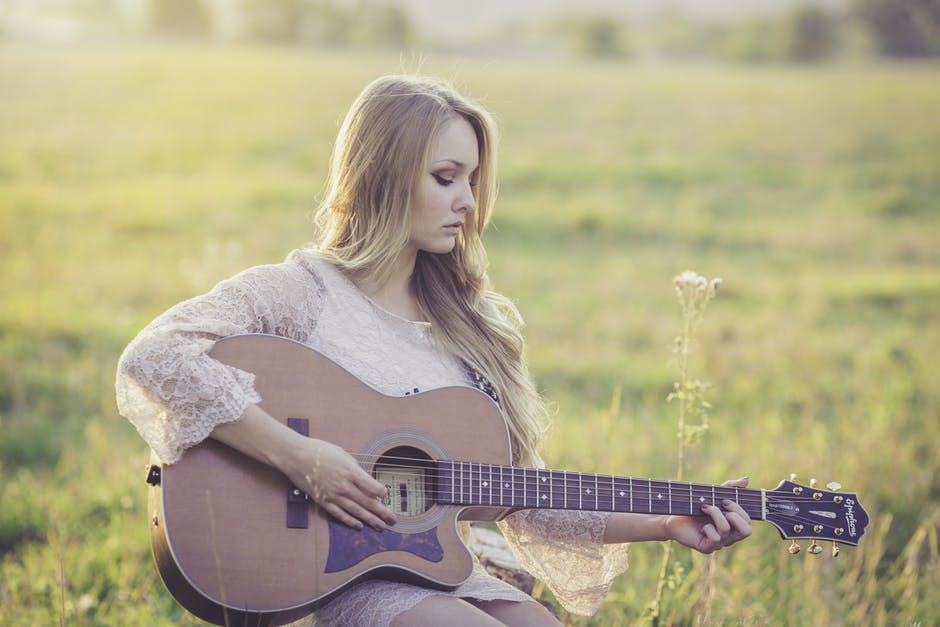 https://cdn.idntimes.com/content-images/post/20180102/country-guitar-girl-music-448c8ac0736476b09fbd9a959daa0ae6.jpg