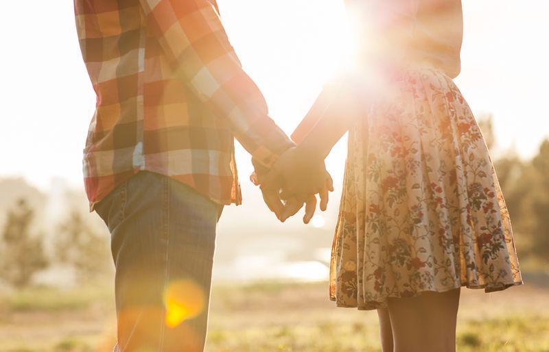 http://cdn.idntimes.com/content-images/post/20160525/couple-cover-image-holding-hands-6f2da620af8e94e4dbc61e4630883b49.jpg
