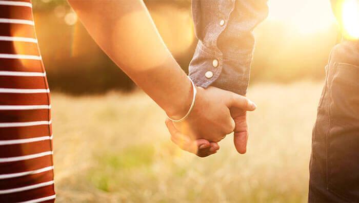 https://cdn.idntimes.com/content-images/post/20161215/couples-holding-hands-022de1379241d033287e7435a95fa359.jpg