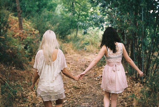 http://cdn.idntimes.com/content-images/post/20151217/cute-fashion-friends-girl-holding-hands-favimcom-215797-5f596abc2d7fea77c12063b0198f292c.jpg