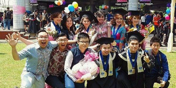 http://cdn.idntimes.com/content-images/post/old/d32e2-wisuda16_facebook.jpg