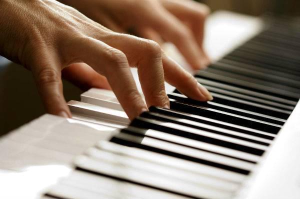 http://cdn.idntimes.com/content-images/post/old/da61e-playing-piano_thegodguy.jpg