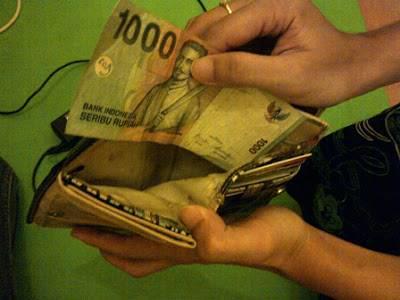 http://cdn.idntimes.com/content-images/post/old/dadae-nunggu-kiriman_bloganak-kos.blogspotcom.jpg