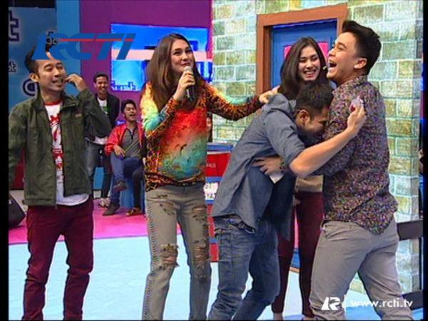 http://cdn.idntimes.com/content-images/post/20151114/dahsyat-youtubecom-w600-h1000-ddae573241ab01e744cc533fb7cf1172.jpg