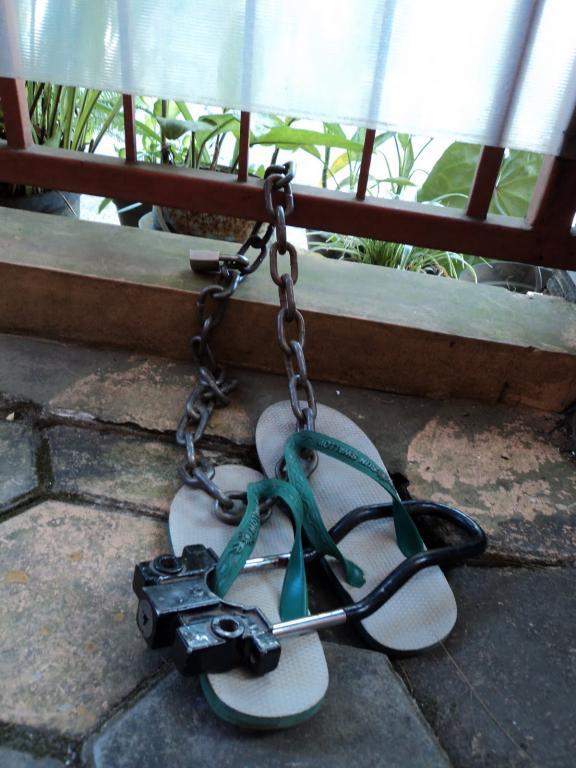 http://cdn.idntimes.com/content-images/post/old/dc13c-sandal_huffftcom.jpeg