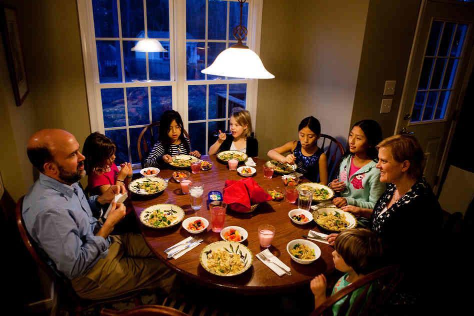 http://cdn.idntimes.com/content-images/post/20160130/dinner01-slide-3fe223f875768309fbe02165a865c9c09c969ad5-s6-c30-a680322c34f1ed5a90a7b82e7dcb7e4f.jpg