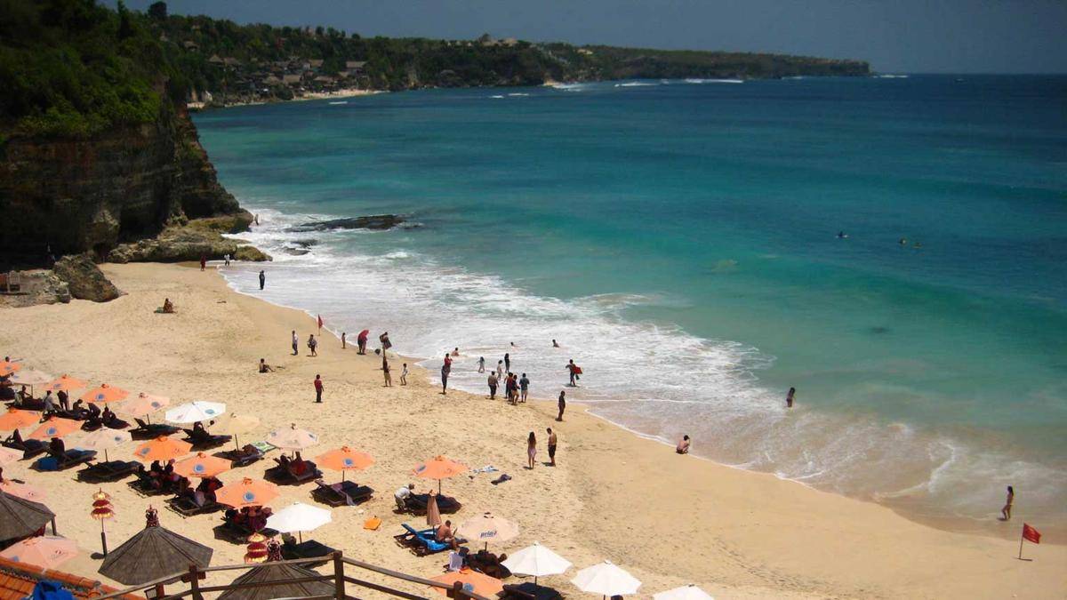 https://cdn.idntimes.com/content-images/post/20180108/dreamland-beach-pecatu-bali-23462490b309beeb39b94dbee761e641.jpg