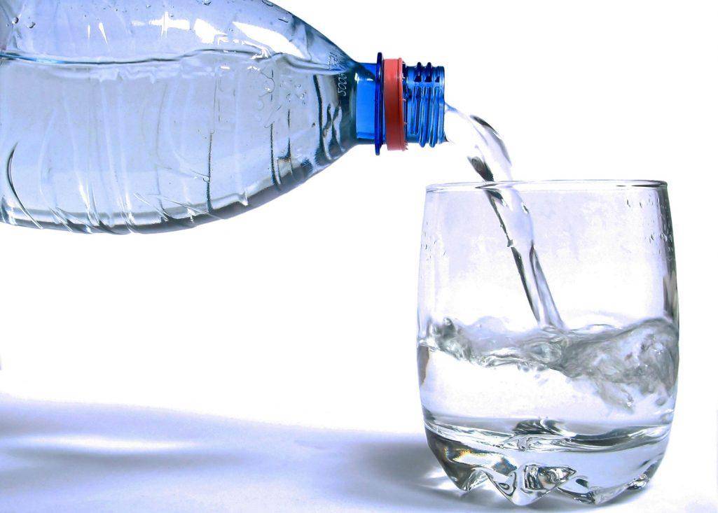 https://cdn.idntimes.com/content-images/post/20180119/drinking-water-1025x733-bb513ea3de77c49aaabc6e42071d269c.jpg