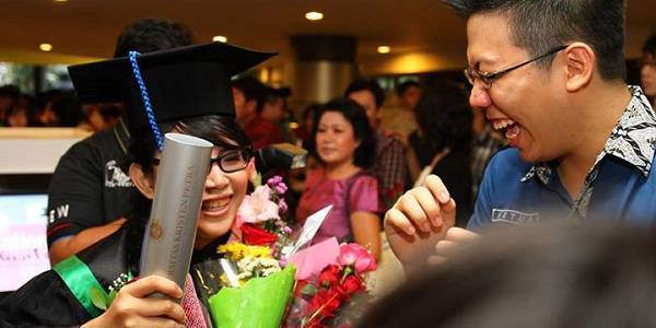 http://cdn.idntimes.com/content-images/post/old/e3388-wisuda12_facebook.jpg