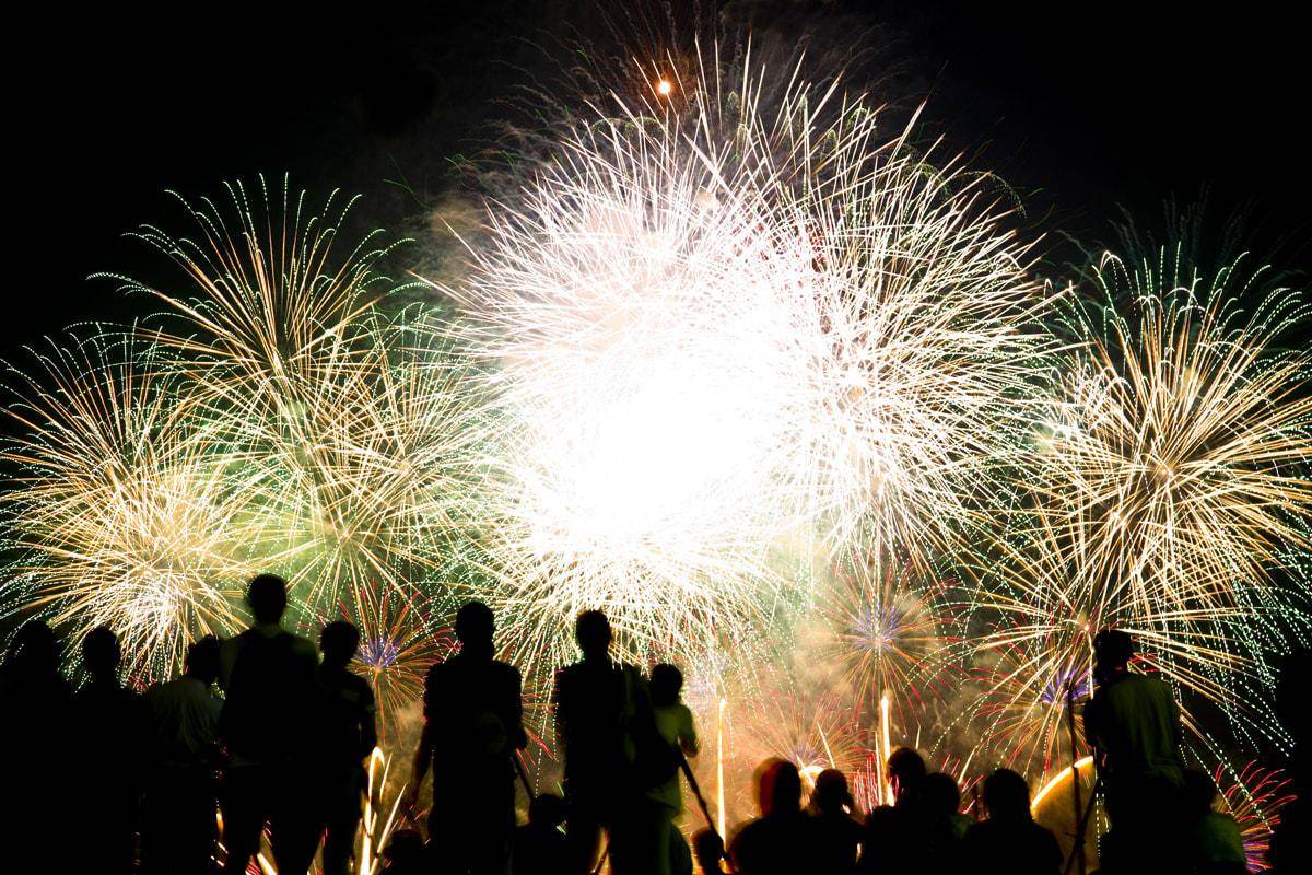 https://cdn.idntimes.com/content-images/post/20160921/fireworks-smaller-min-1cd8f6d013e71641cdfa7392e040e9a2.jpg