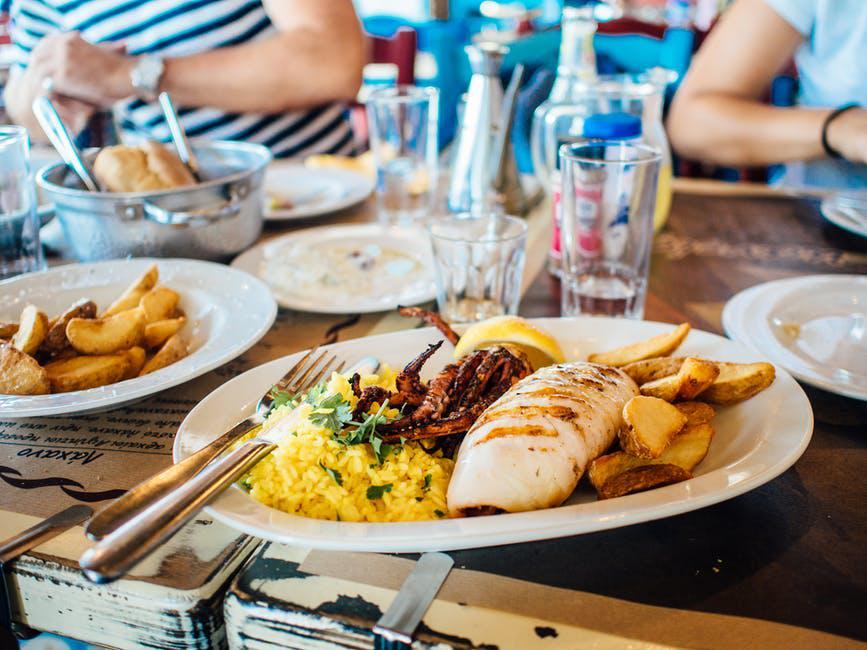 https://cdn.idntimes.com/content-images/post/20171202/food-plate-restaurant-eating-43ee56c23a88cf0085f036ed75be1a3d.jpg