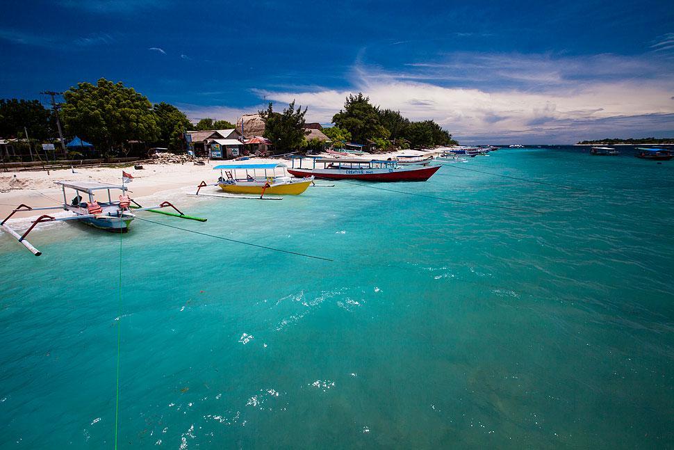 https://cdn.idntimes.com/content-images/post/20170428/gili-trawangan-tropical-island-beach-dde3bfdf0f98de1949a278f5d9dd93b4.jpg