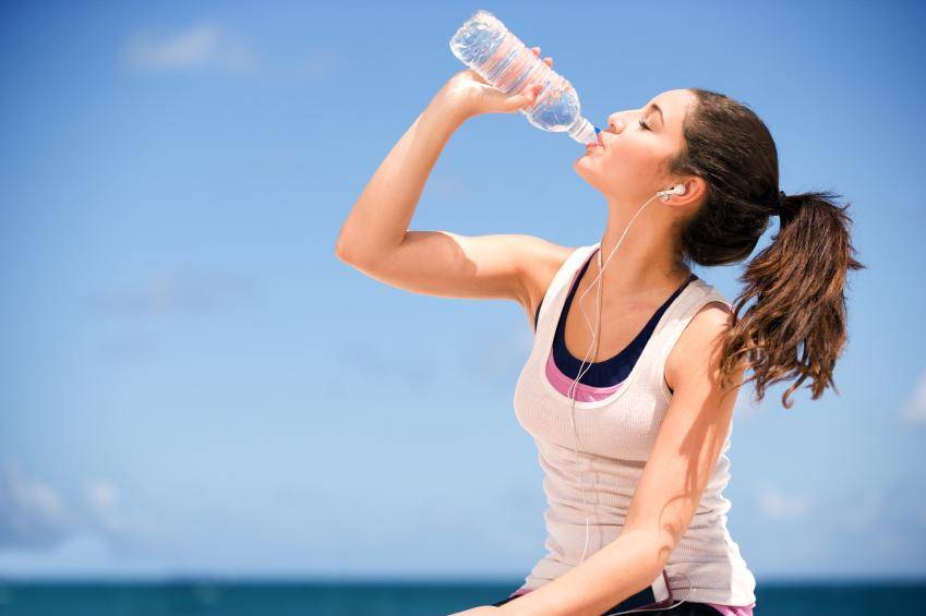 https://cdn.idntimes.com/content-images/post/20180119/girl-drinking-bottled-water-8ec6fe40fa036e9f2336f34555dab45e.jpg