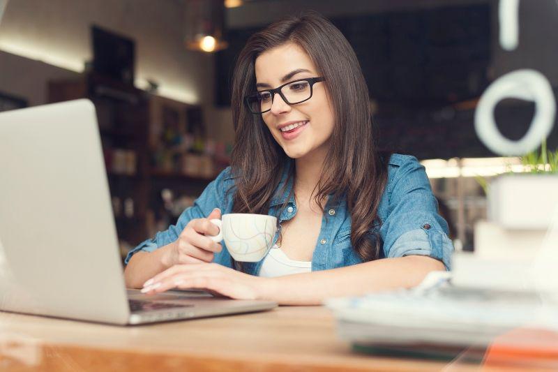 http://cdn.idntimes.com/content-images/post/20160511/girl-laptop-7fb80bc561e35ef60731a3bc6617514e.jpg