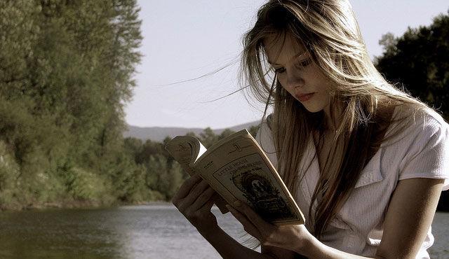 http://cdn.idntimes.com/content-images/post/20160129/girl-reading-6887d14036b161e7c27ee7a6c13b1e43.jpg