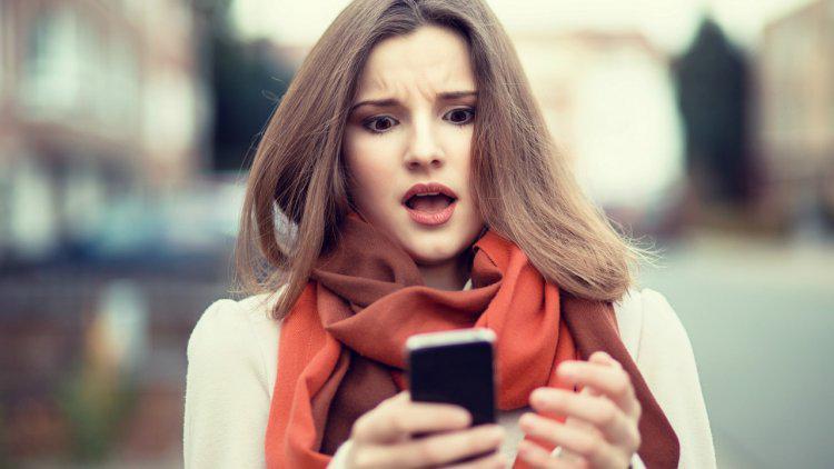 https://cdn.idntimes.com/content-images/post/20170621/girl-texting-mad-surprised-28a91cb5553ffa0da69ac814bb48f4a3.jpg