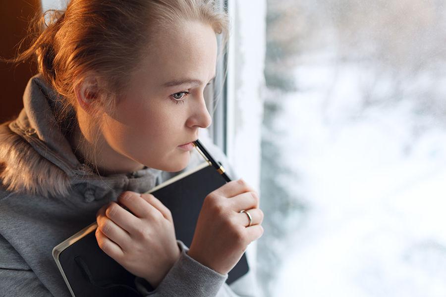 http://cdn.idntimes.com/content-images/post/20160211/girl-thinking-with-book-in-hand-looking-out-window-230c3c069131dfc85c9f08256f4fb60f.jpg