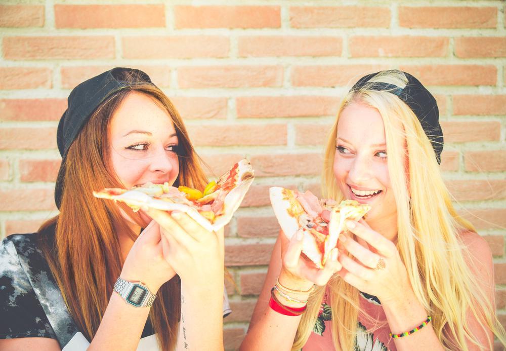 https://cdn.idntimes.com/content-images/post/20170412/girls-eating-pizza-358c96cf29be59ee9aee576e9dc83dcd.jpg