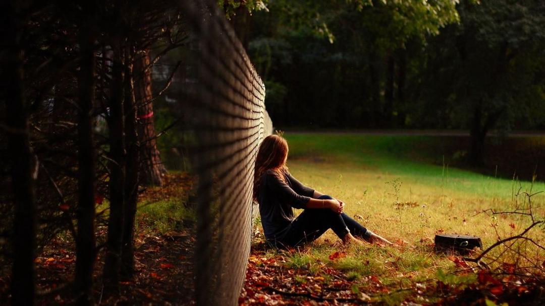 http://cdn.idntimes.com/content-images/post/20160321/grass-girl-alone-sitting-nature-69379-1920x1080-61ddd079b7c486b486824b0ebd9a2886.jpg
