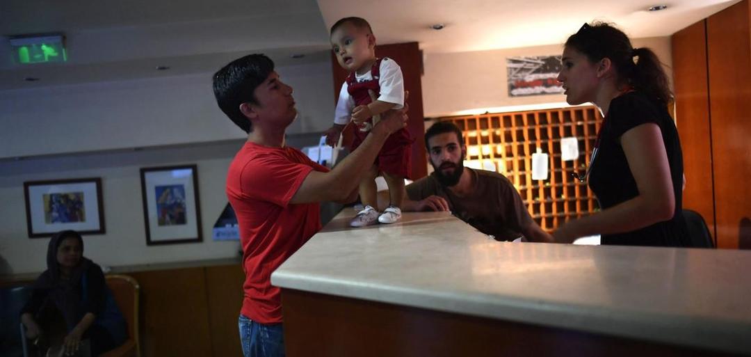 https://cdn.idntimes.com/content-images/post/20161104/greece-athens-refugee-hotel-lynsey-addario-1-5cdbc62df45d9930bf6baed28cfeb5a2.jpg