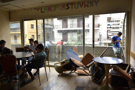 https://cdn.idntimes.com/content-images/post/20161104/greece-athens-refugee-hotel-lynsey-addario-2-a633861b3bdb8a1cbf8a666bdea9a0aa.jpg