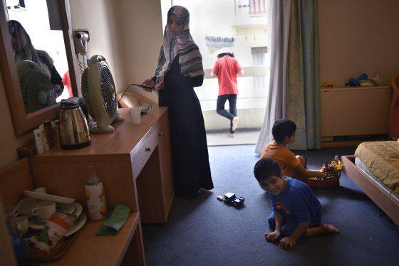 https://cdn.idntimes.com/content-images/post/20161104/greece-athens-refugee-hotel-lynsey-addario-3-e5ac635cca8104ec9d4d6d5d2873a263.jpg