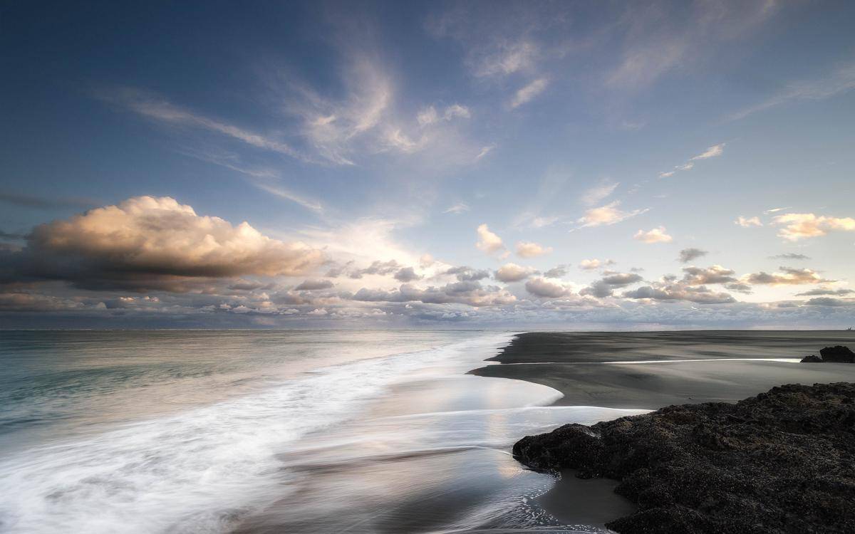 https://cdn.idntimes.com/content-images/post/20180108/grey-cold-beach-b8b3aa7c0f80687b38d73f057154b294.jpg